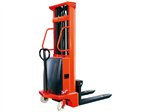 國產(chǎn)CTD1520半電動(dòng)堆高車的特點(diǎn),半電動(dòng)裝卸車的設(shè)計(jì)原理